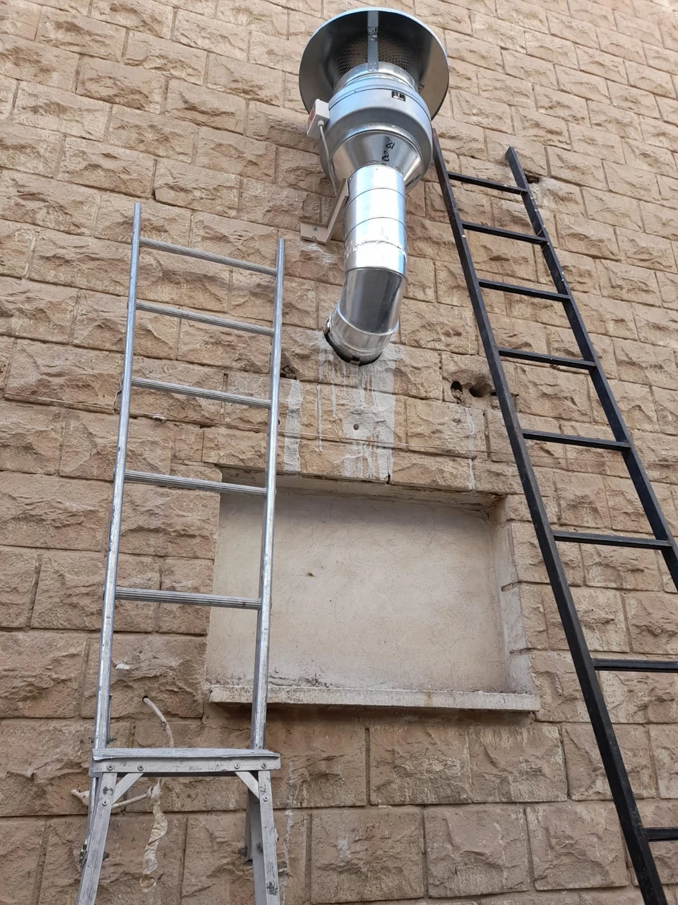 تركيب وحدة تهوية خارجية مع مجرى هواء — أجهزة المطابخ والتهوية المركزية