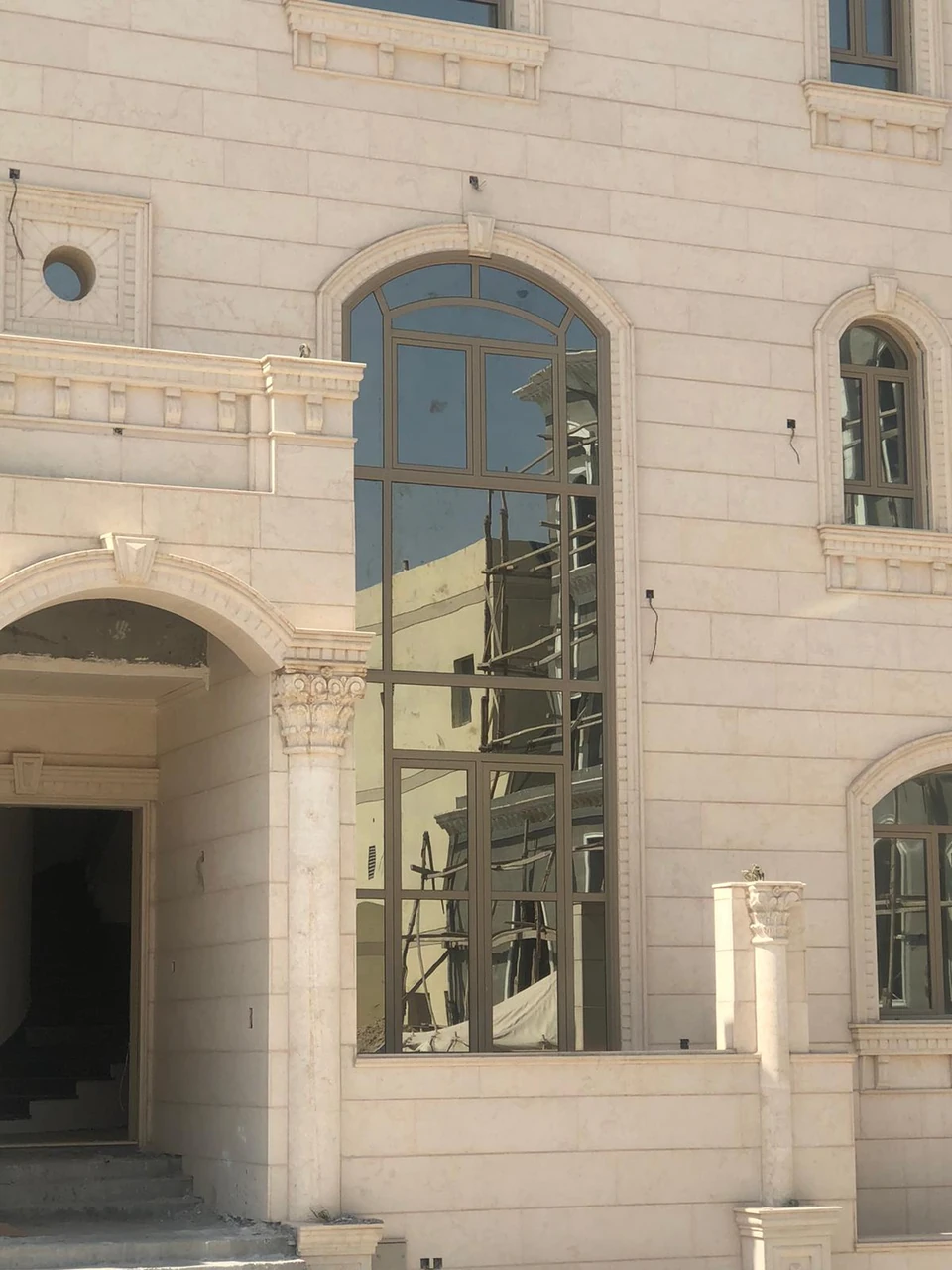 واجهة زجاجية مقوسة — الواجهات الزجاجية