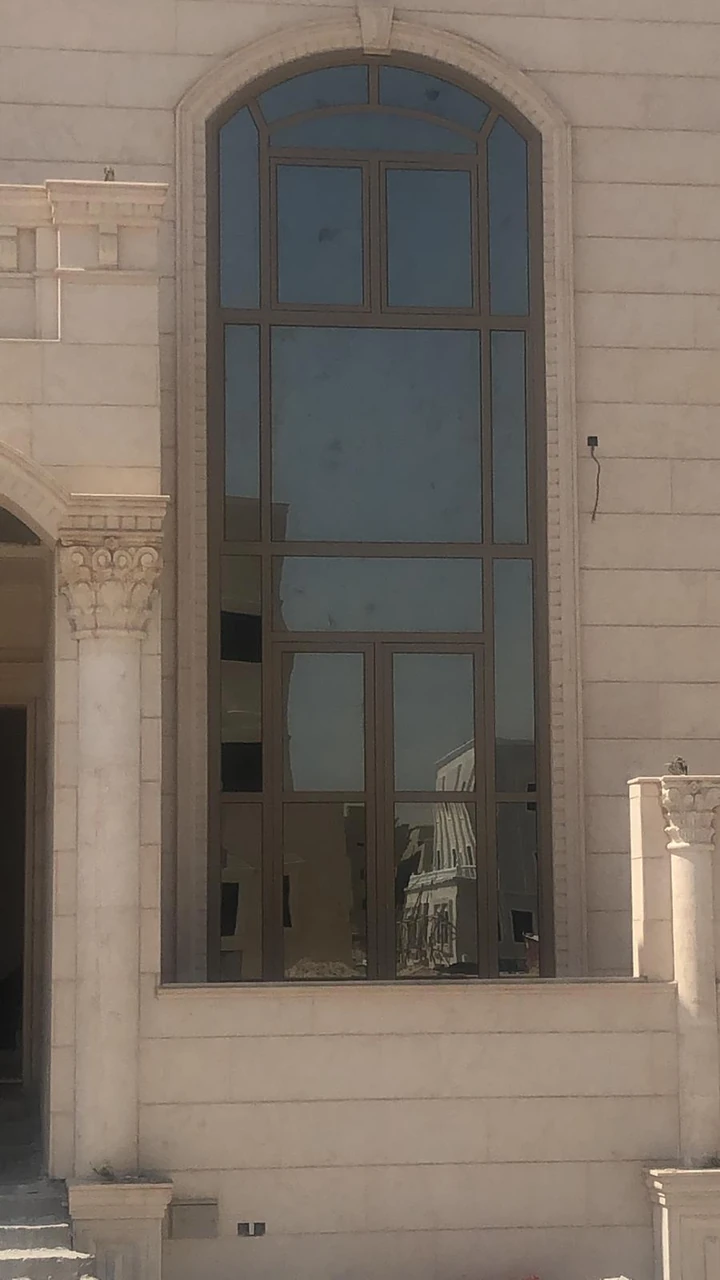 تفاصيل الواجهة المقوسة — الواجهات الزجاجية