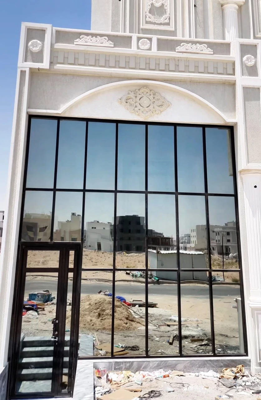 واجهة واسعة مع باب زجاجي — الواجهات الزجاجية