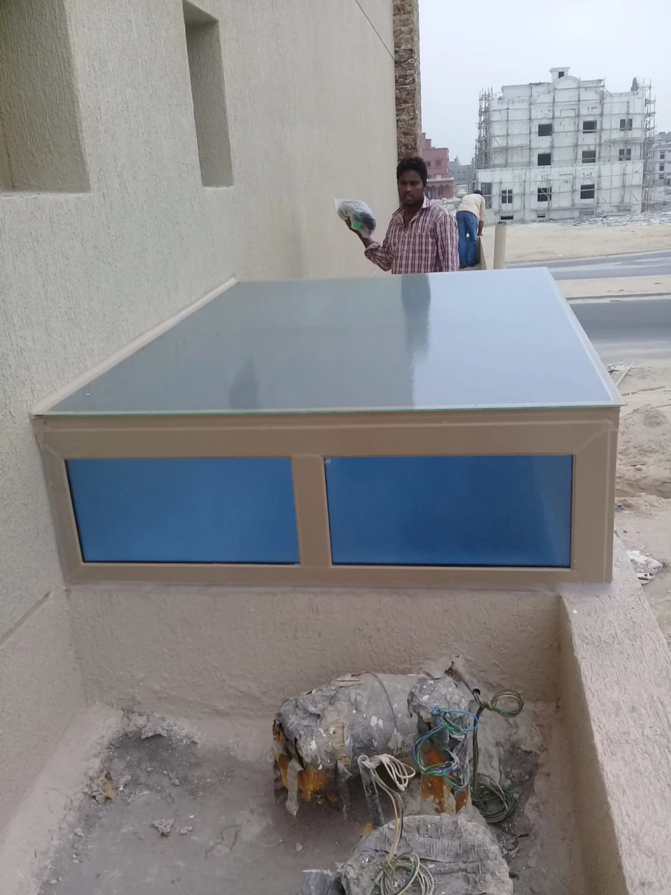 تجهيز فتحة علوية بإطار وزجاج أزرق — سكاي لايت — الأسقف الزجاجية