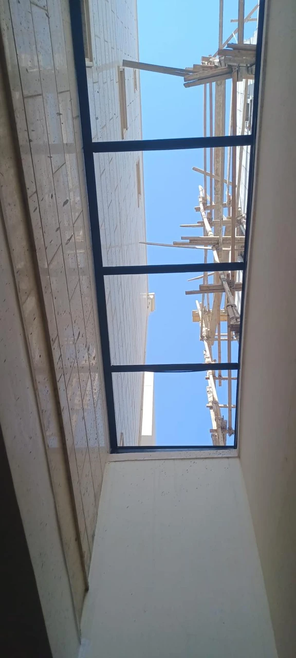 سقف زجاجي مستطيل أثناء التنفيذ — سكاي لايت — الأسقف الزجاجية